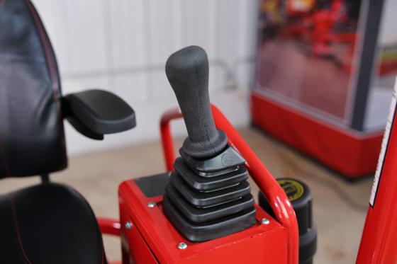 Hydraulic joystick power steering on the MP245